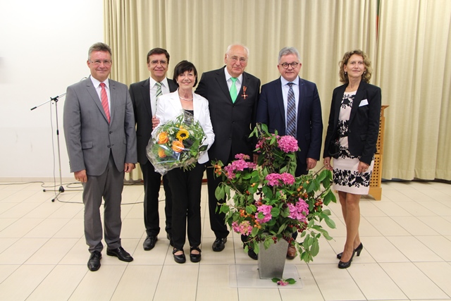 Landrat Dr. Brötel, Bürgermeister Gramlich, Frau und Herr. Dr. Sperle, Justizminister Wolf und Anstaltsleiterin Fritsche Landrat Dr. Brötel, Bürgermeister Gramlich, Frau und Herr. Dr. Sperle, Justizminister Wolf und Anstaltsleiterin Fritsche